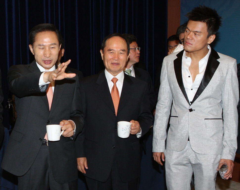 Former South Korean President Lee Myung-bak talks with singer and JYP Entertainment CEO Park Jin-young in May 2008. (Blue House photo pool)