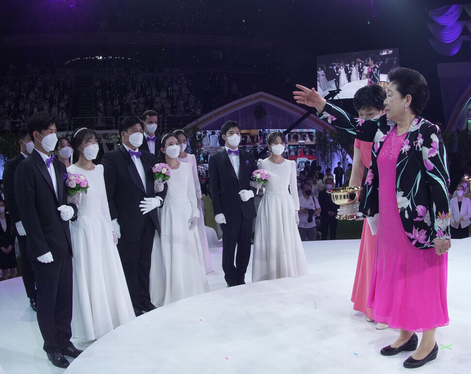 Han Hak-ja, current president of the Unification Church, blesses new couples at a mass wedding ceremony on April 16, 2022. (provided by the Unification Church)