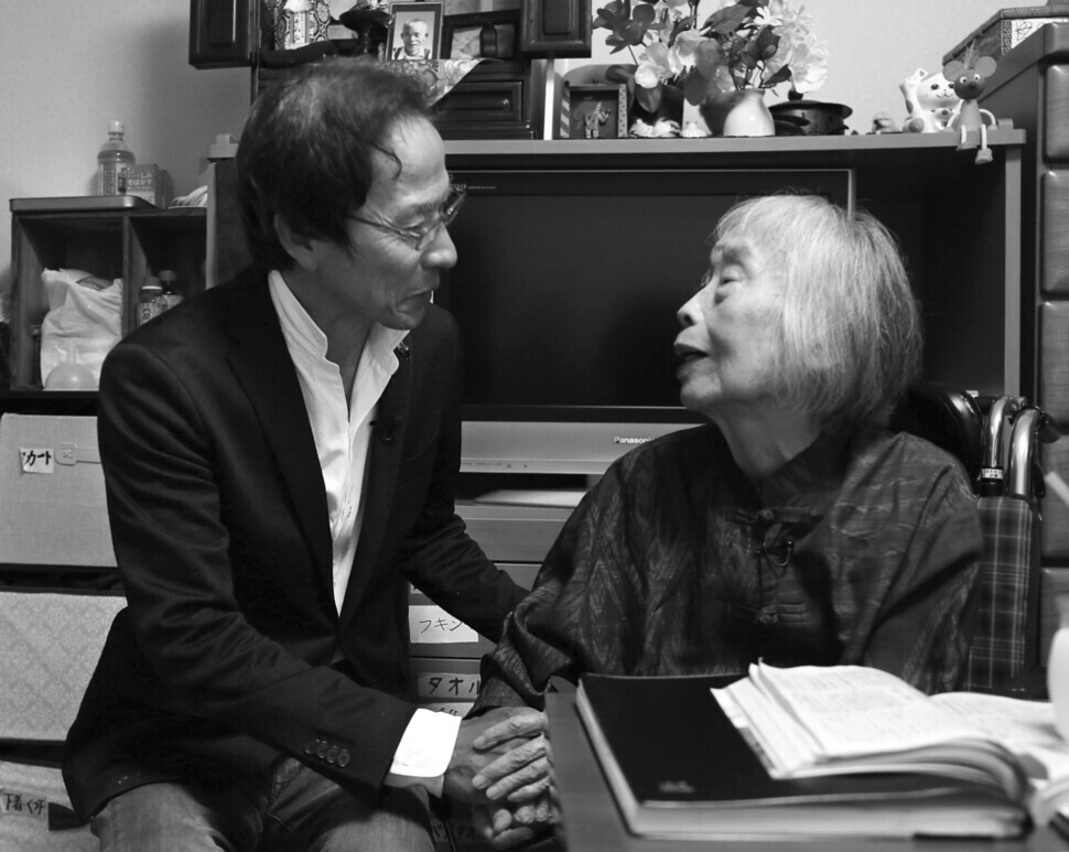 Kang with Japanese writer Michiko Ishimure, known for her writings on Minamata disease. (provided by Kyodo News)
