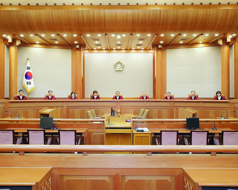 헌법재판소, '국기모독죄' 합헌 결정…3명 재판관 