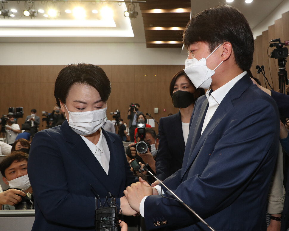 2021년 8월25일 이준석 국민의힘 대표가 윤희숙 의원(왼쪽)의 사퇴를 만류하고 있다. 공동취재사진