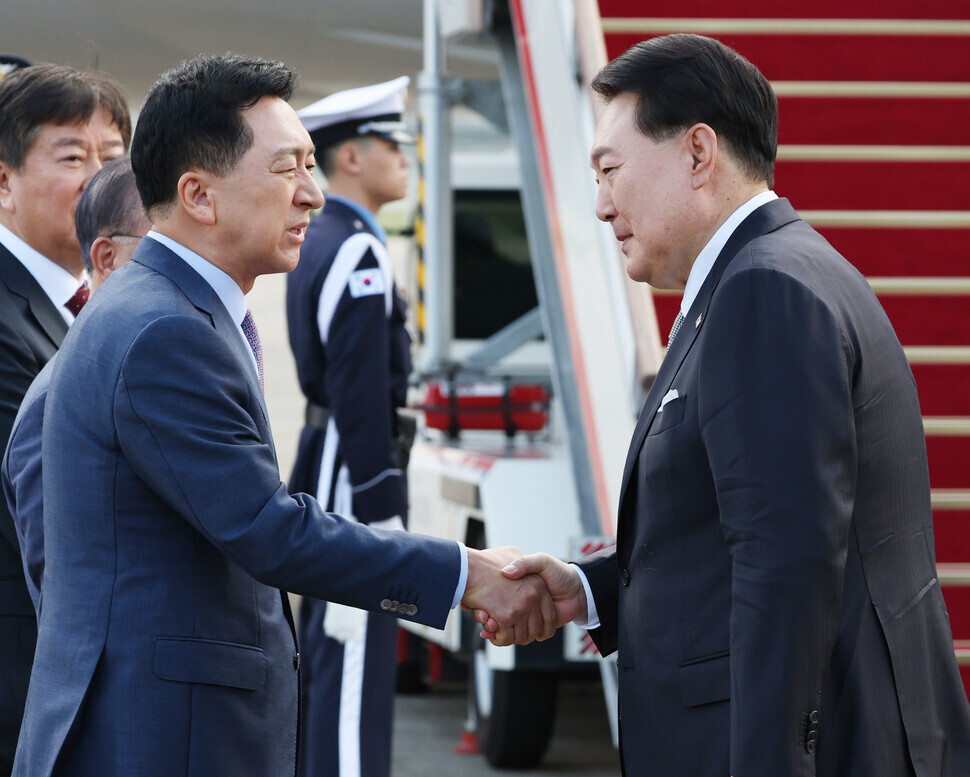 Kim Gi-hyeon, the leader of the ruling People Power Party, sees off President Yoon Suk-yeol as the latter leaves for New York from Seoul Air Base on Sept. 18 to attend the UN General Assembly. (Yonhap)