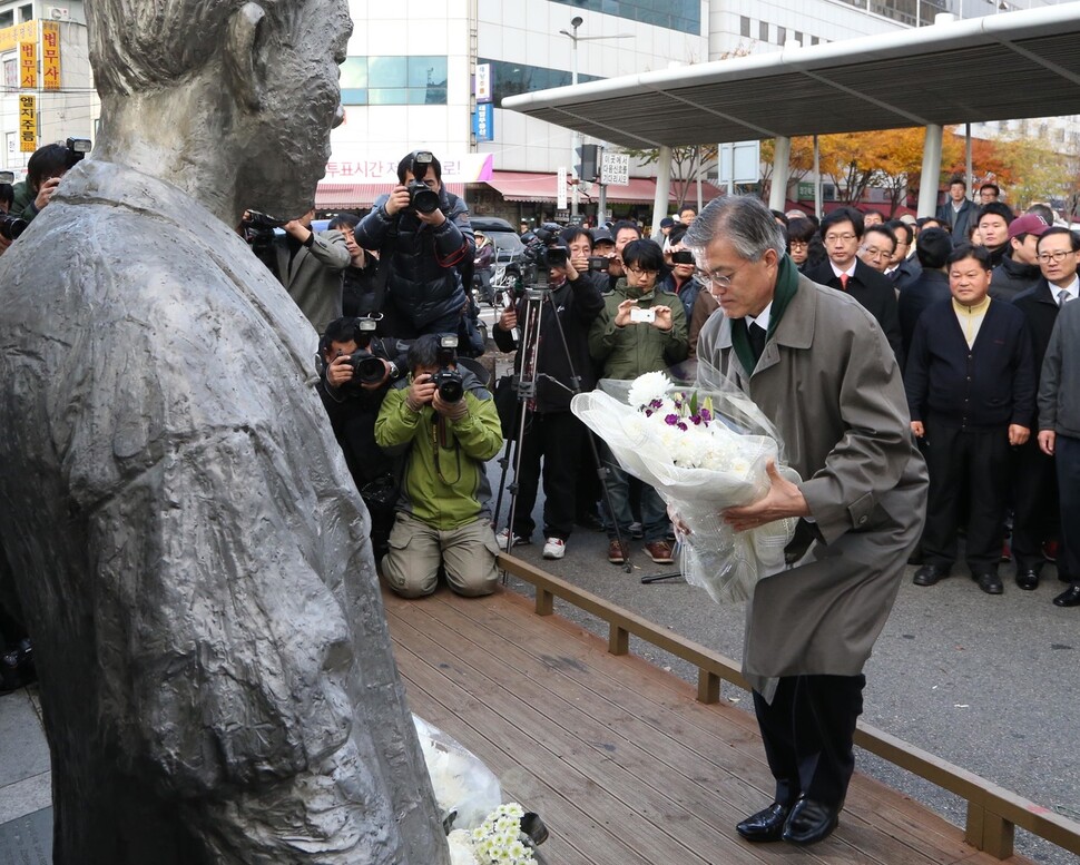 문재인 전 대통령이 전태일 열사 42주기를 맞은 2012년 11월13일 서울 청계천 버들다리 전태일 열사 동상에 꽃을 바치고 있다. 한겨레 자료