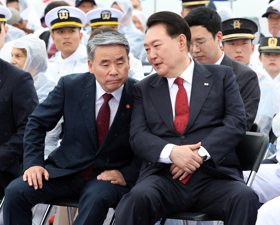 해병대 채수근 상병 사건에 대한 외압 의혹의 핵심은 2023년 7월31일 윤석열 대통령이 이종섭 국방부 장관에게 어떤 지시를 했느냐다. 2023년 9월15일 인천 앞바다 노적봉함에서 열린 제73주년 인천상륙작전 전승기념식에서 윤 대통령이 이 장관과 이야기하고 있다. 대통령실사진기자단