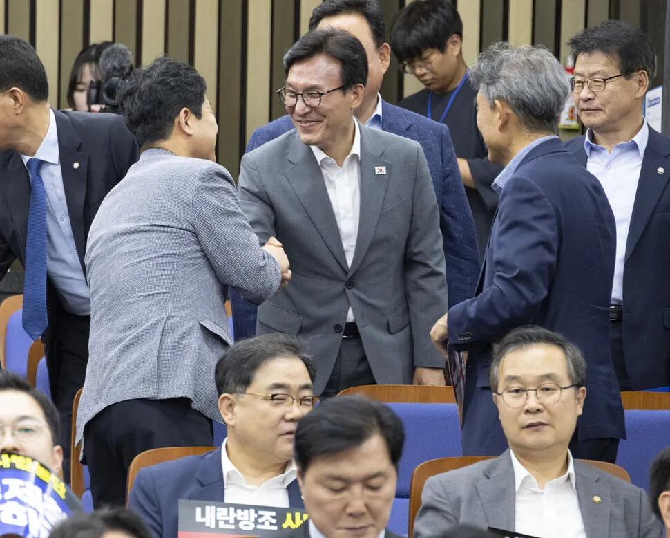 Kim Min-seok greets lawmakers at the Democratic Party general meeting