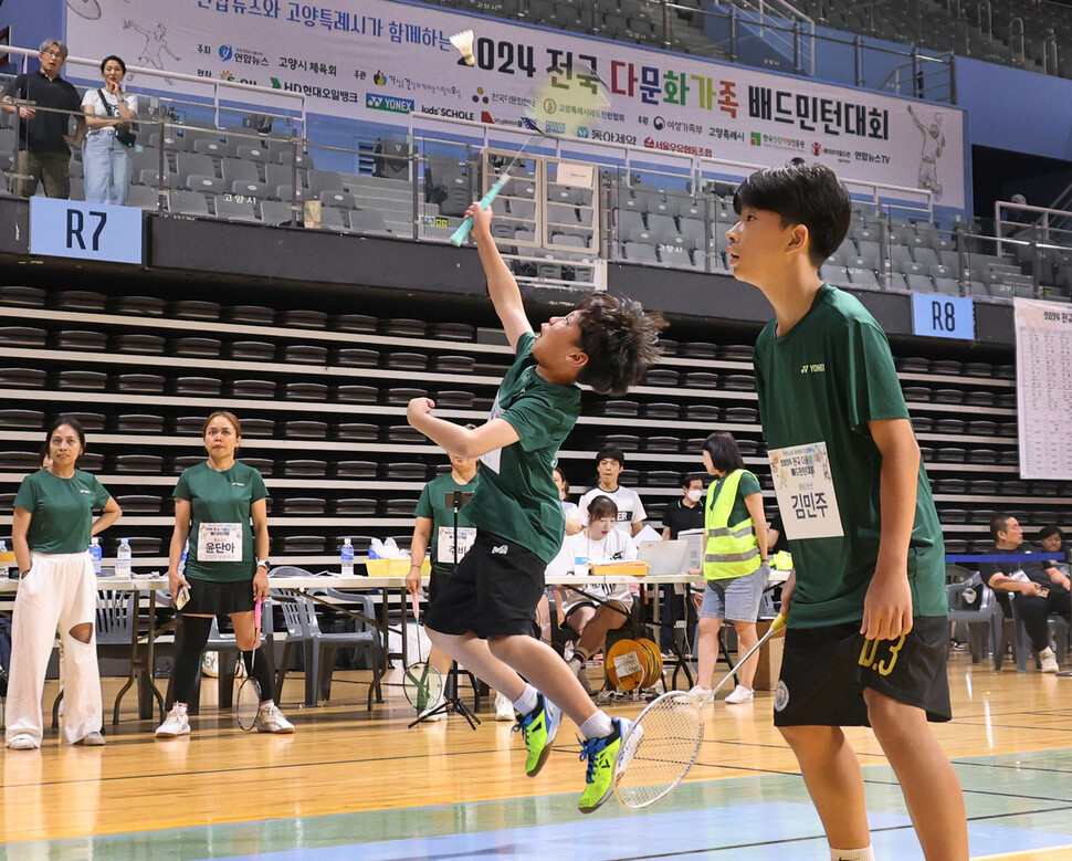 신동주군이 초등부 결승 경기에서 점프 스매싱을 날리고 있다. 어머니 윤단아(왼쪽 둘째)씨가 이를 지켜보고 있다.