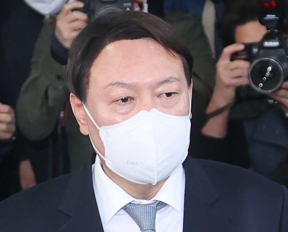 Former Prosecutor General Yoon Seok-youl leaves the Supreme Prosecutors’ Office in Seoul after announcing his resignation Thursday. (Yonhap News)