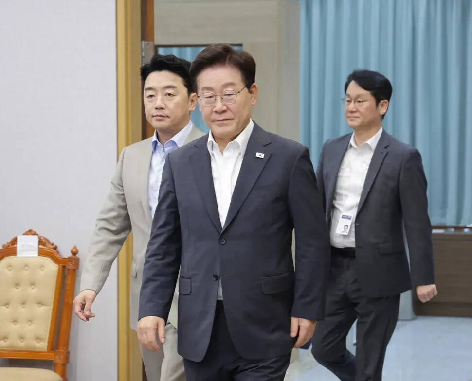 Lee’s approval drops to lowest level since taking office