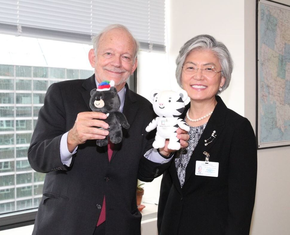 Foreign Minister Kang Kyung-hwa takes a souvenir photo with UNICEF Executive Director Anthony Lake after presenting him with two Winter Olympics mascots on Sept. 19. (Provided by the Foreign Ministry)