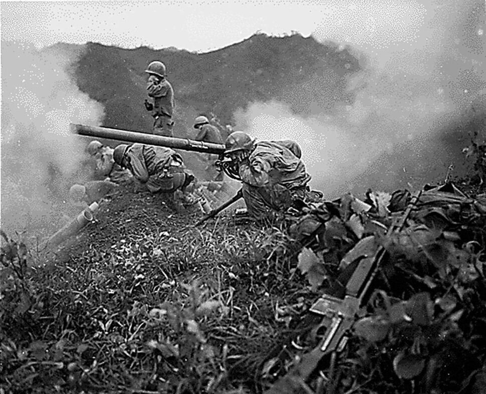 A gunner in the US Regimental Combat Team 31 fires a 75mm recoilless rifle on June 9, 1951. (Yonhap News)