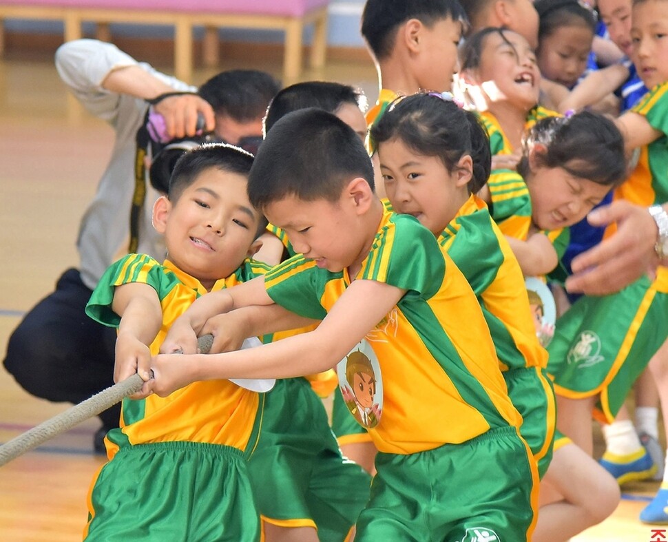 북한 장애인 어린이들이 우리 ‘어린이날’에 해당하는 ‘국제아동절’을 맞은 6월1일 평양시 대동강구역체육관에서 줄다리기를 하고 있다.
