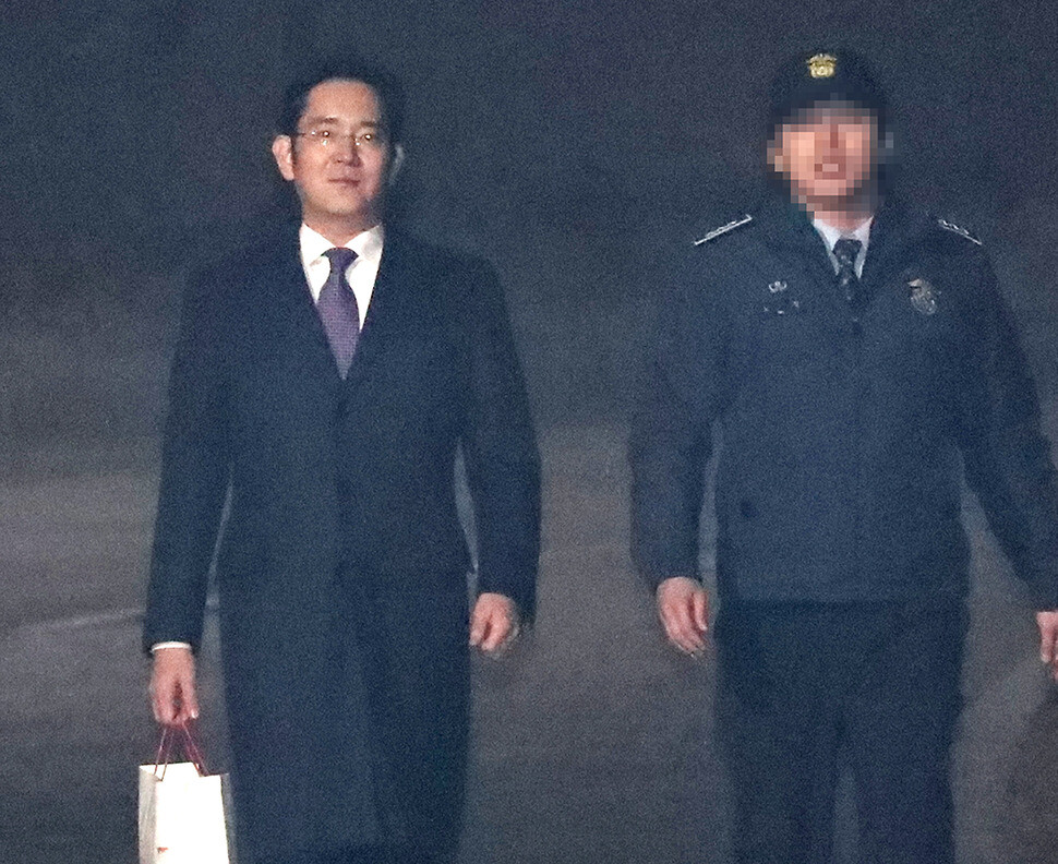 Samsung Electronics Vice Chairman Lee Jae-yong carries a paper bag as he leaves Seoul Detention Center