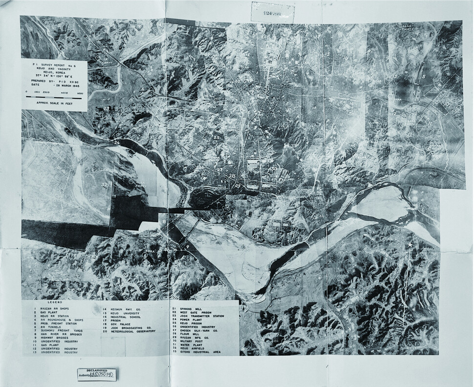 1945년 3월28일 미군이 서울 폭격을 위한 조사 보고서를 작성하면서 첨부한 서울 일대의 사진. 주요 시설물 33곳을 표시하고 번호를 매겨놓았다. 임시의정원 아카이브.