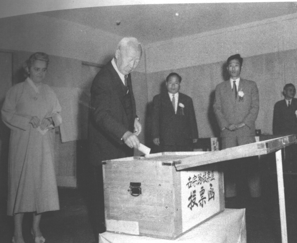 1968년 8월 제1대 지방선거에 참여하는 이승만 초대 대통령. 이 선거에서 서울시의원 47명 중 여당은 딱 1명만 당선됐다.