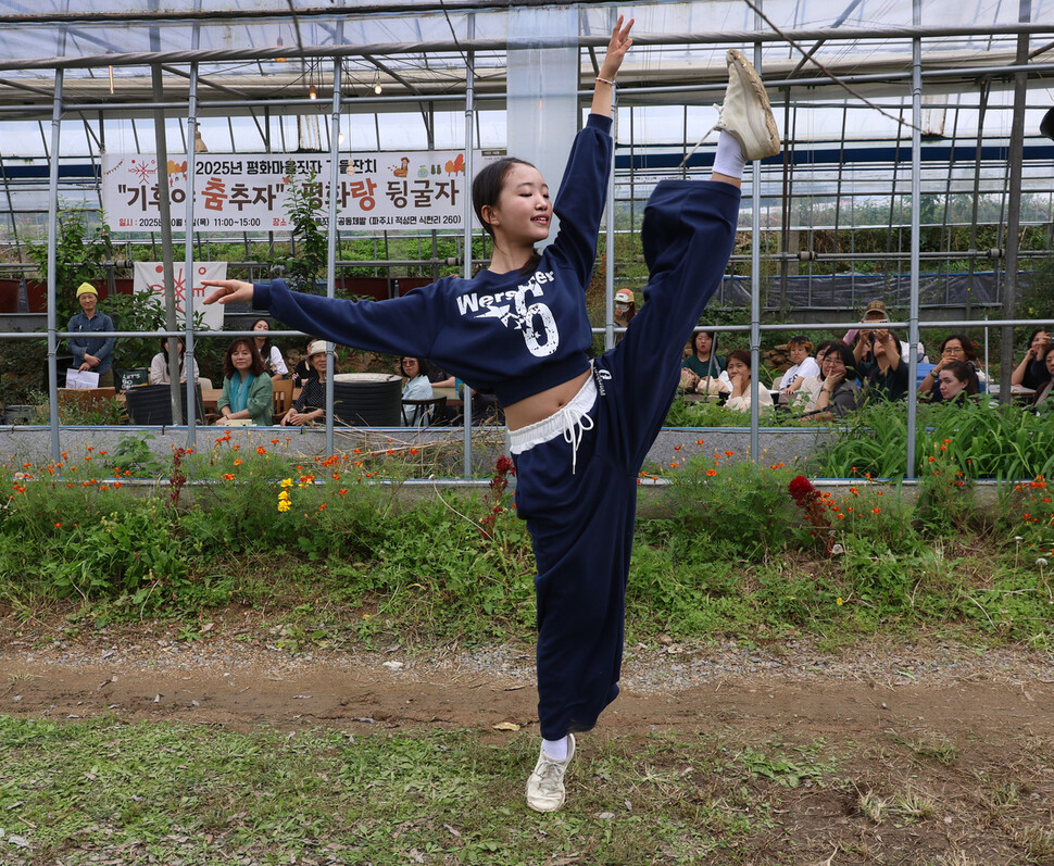 권조은 학생이 에너지자립온실 앞에서 발레 독무를 추고 있다.