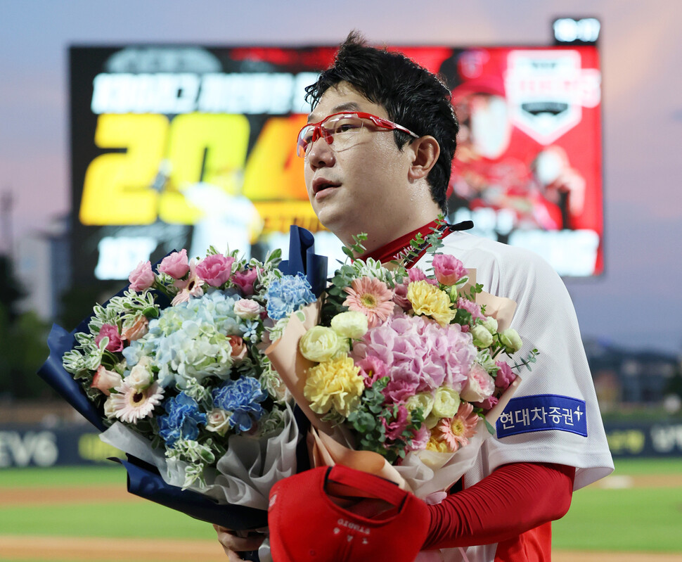 기아(KIA) 타이거즈 양현종이 21일 광주기아챔피언스필드에서 열린 2024 KBO리그 롯데 자이언츠와 경기에서 역대 최다 탈삼진 기록을 달성한 뒤 꽃다발을 한 아름 받아 들고 있다. 연합뉴스