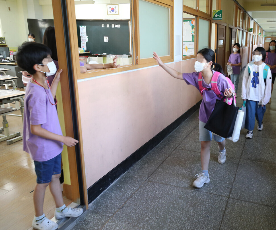 Fourth graders arrive at school at an elementary school in Seoul on Monday. (Kang Chang-kwang/The Hankyoreh)