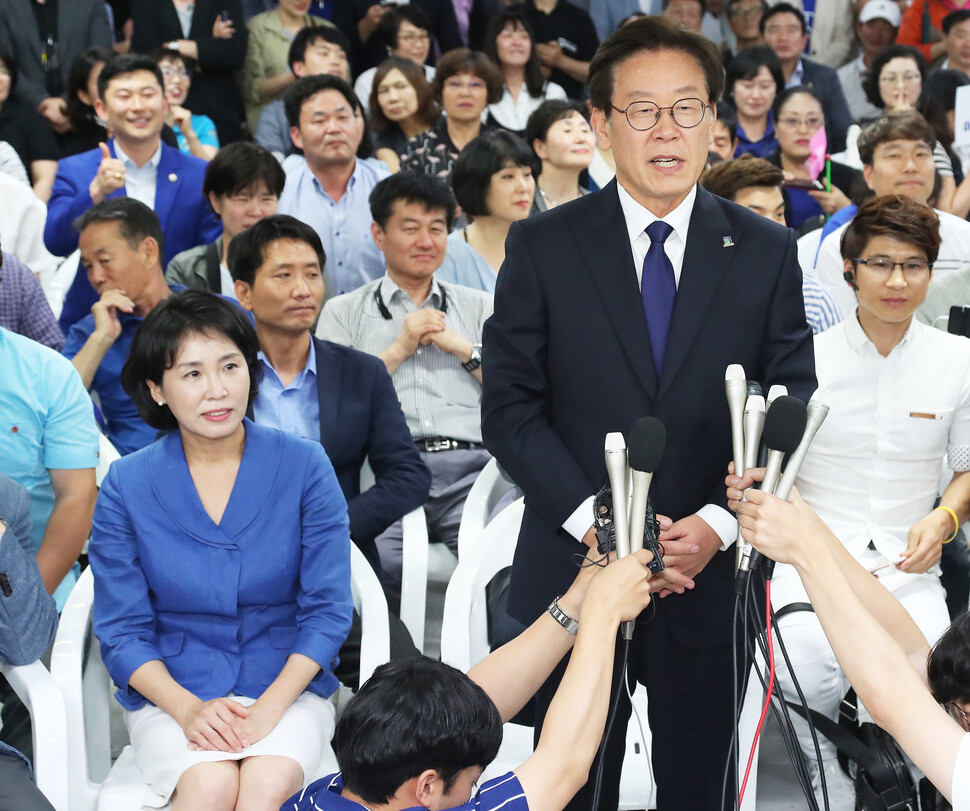 이재명 대표가 2018년 6월3일 경기도지사 선거에서 당선이 확실시되자 소감을 말하고 있다. 연합뉴스