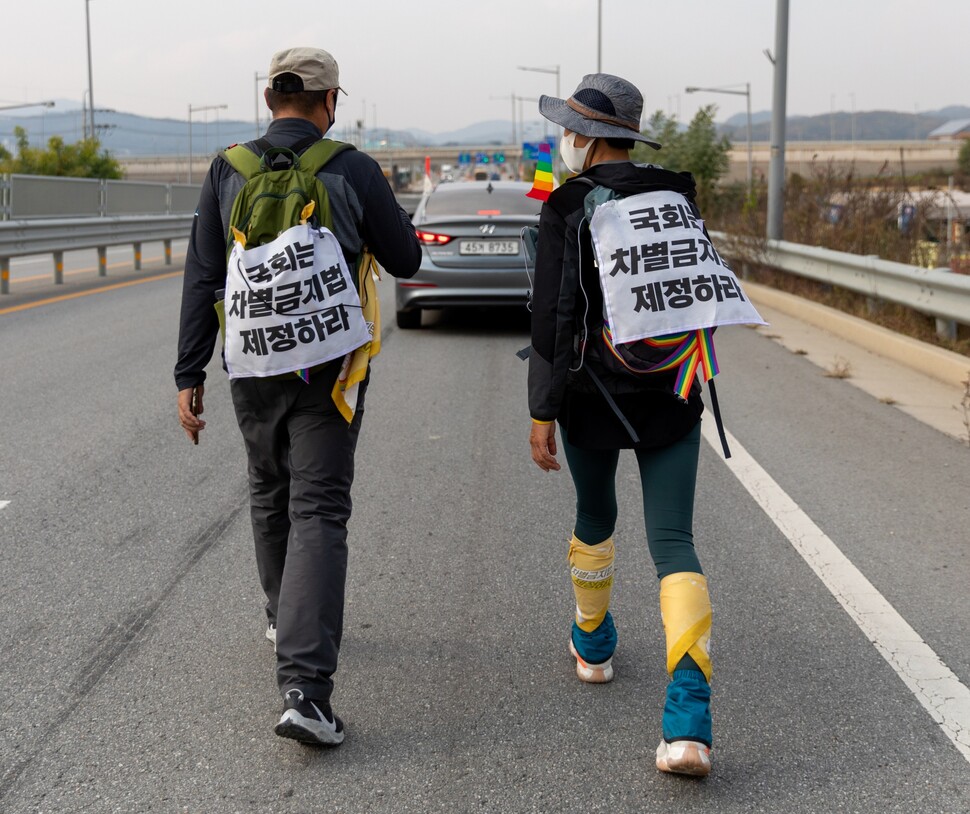 차별금지법 제정을 촉구하며 부산에서 서울까지 도보행진에 나선 미류 인권운동사랑방 상임활동가와 이종걸 차별금지법제정연대 공동대표(왼쪽)가 2021년 11월1일 충북 청주시를 걷고 있다. 박승화 기자