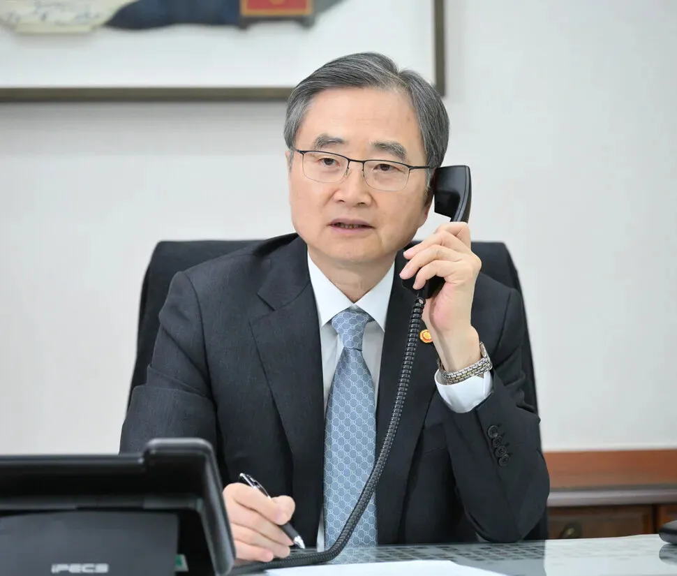 Korea’s top diplomat urges safe passage through Strait of Hormuz in call with Iranian counterpart