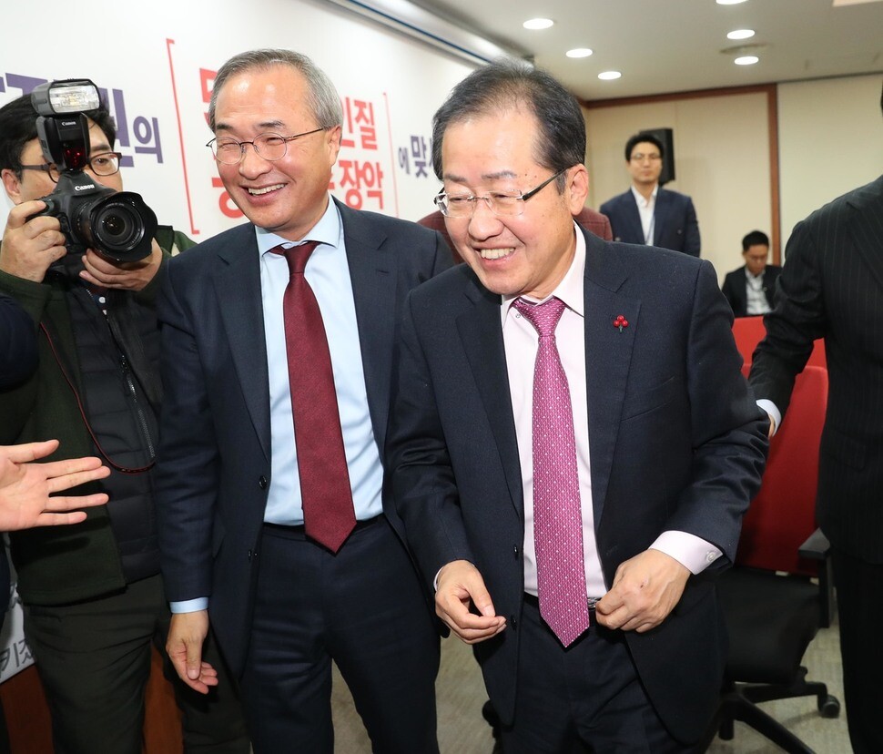 Liberty Free Korea party leader Hong Joon-pyo is in high spirits as he enters the chairman’s office of the party headquarters following his acquittal in the “Sung Wan-jong” list scandal. On the right is Kim Dae-shik