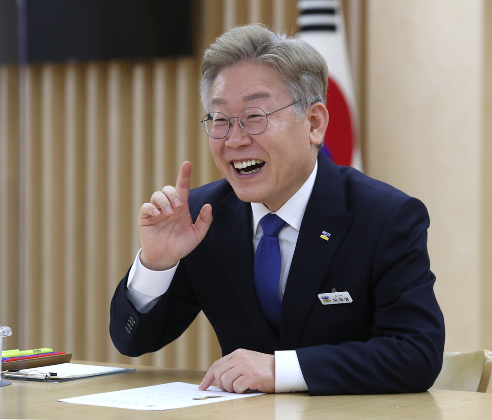 이재명 경기도지사가 21일 수원시 팔달구 경기도청에서 &lt;한겨레&gt;와 인터뷰하고 있다. 수원/강창광 선임기자 chang@hani.co.kr