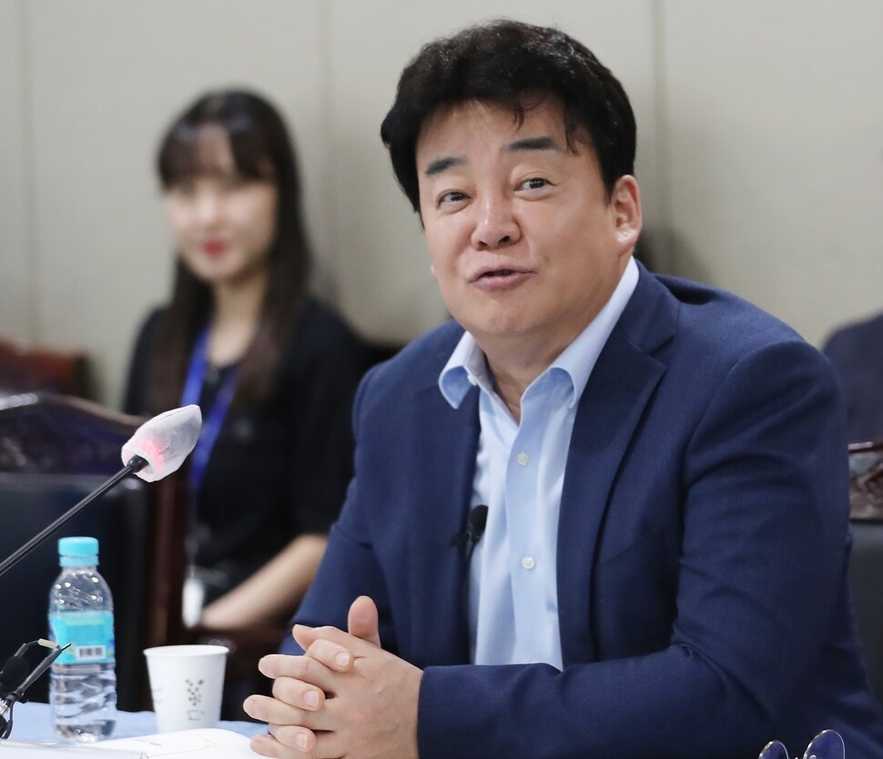 백종원 더본코리아 대표가 2023년 5월11일 충남도청 상황실에서 열린 ‘충남도·예산군·더본코리아, 그린바이오 산업생태계 육성을 위한 벤처캠퍼스 유치 업무협약식’에 참석해 인사말을 하고 있다. 연합뉴스