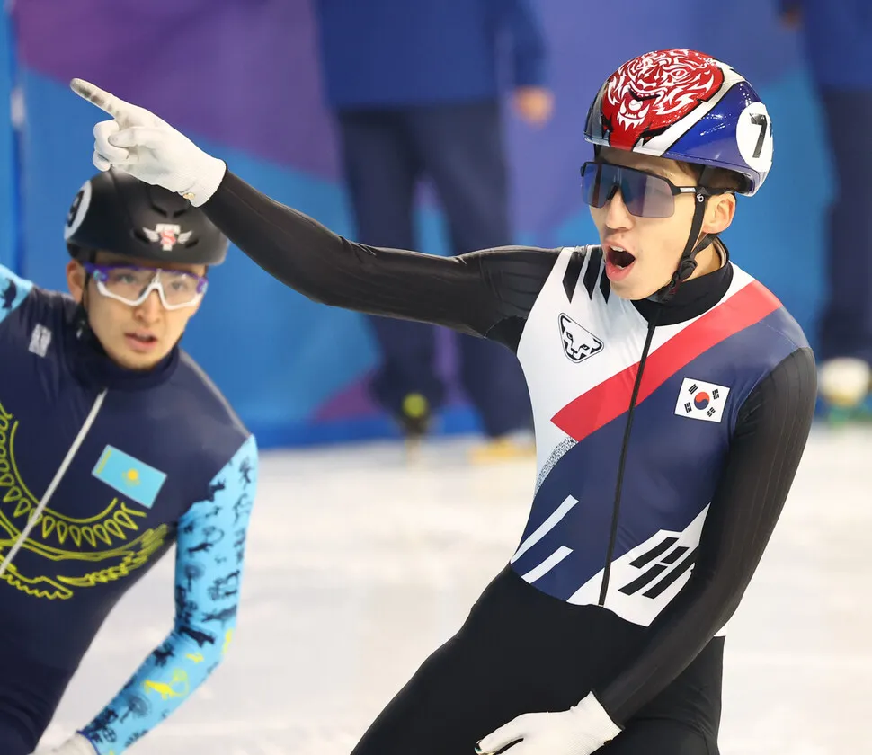 韓国のショートトラックのミックスリレー競争の最初の金…中国、誤って自己破壊