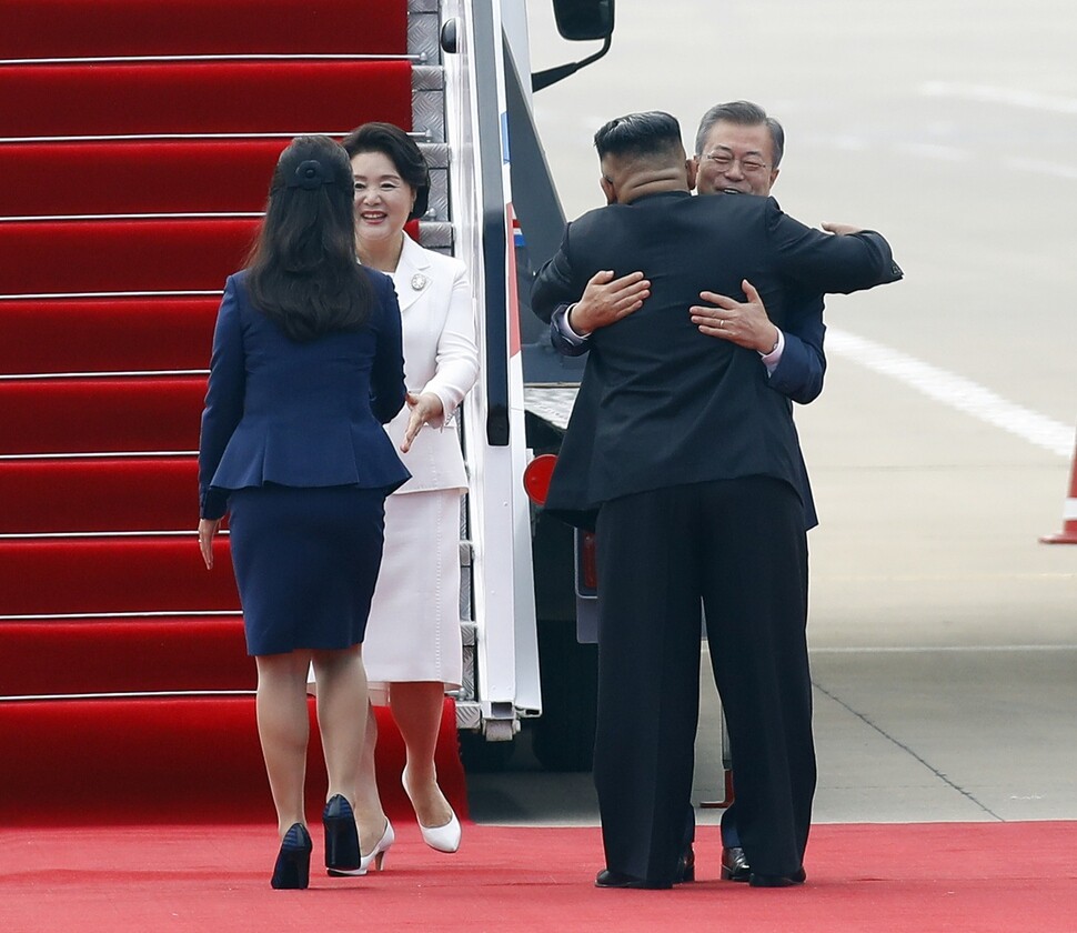 South Korean President Moon Jae-in and North Korean leader Kim Jong-un embrace each other at Pyongyang‘s Sunan International Airport on Sept. 18