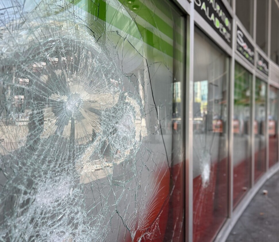 The windows of a store in Nanterre, a suburb of Paris to its northwest, have been shattered amid unrest following the death of Nahel Merzouk, an Algerian teen who was shot and killed by police on June 27. (Noh Ji-won/The Hankyoreh)