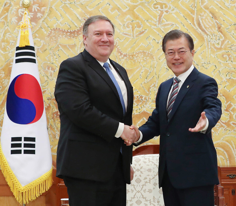 South Korean President Moon Jae-in shakes hands with US Secretary of State Mike Pompeo at the Blue House on June 14 after the latter related the details and results of the North Korea-US summit in Singapore. President Moon and Pompeo also discussed future cooperative measures between South Korea and the US. (Kim Jung-hyo