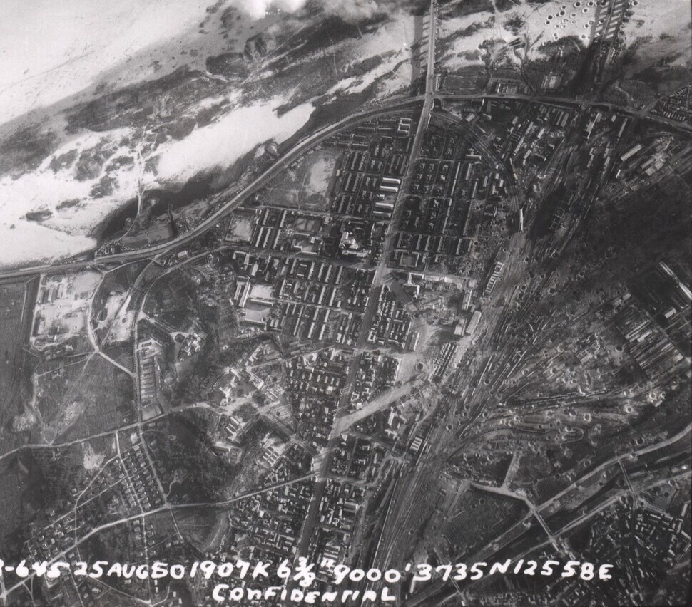 A photo of the area surrounding Yongsan Station in Seoul taken by the US Air Force on Aug. 25, 1950. The photo, the only known one of its kind, shows pits where bombs landed in the locomotive depot and switchyard of the ruined Yongsan Station. (courtesy of Jeon Gab-seang)
