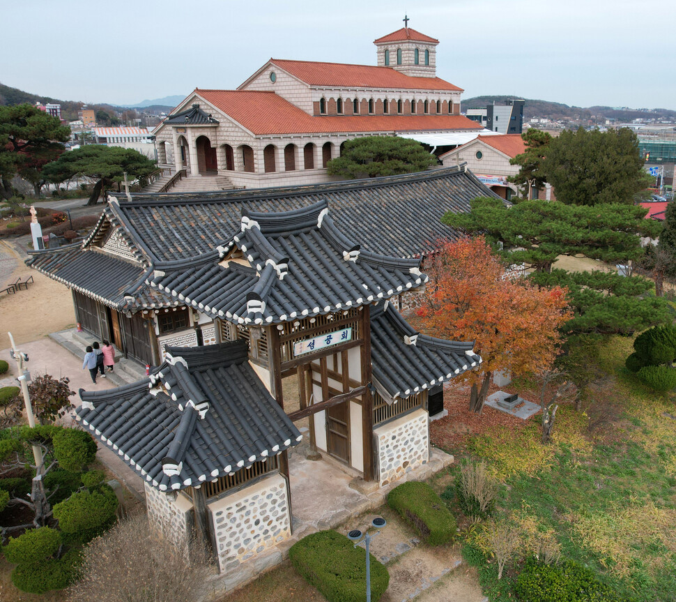 강화도 작은 시골 마을에 고풍스러운 건물이 있다. 강화군 길상면 온수리에 있는 성공회 온수리성당이다. 같은 뜰 안에 있는 두 개의 성당 건물이 완전히 딴판이다. 2004년에 축성된 유럽풍 현대식 성당과 1906년 건축한 한옥 양식의 옛 성당이 나란히 자리잡고 있다.