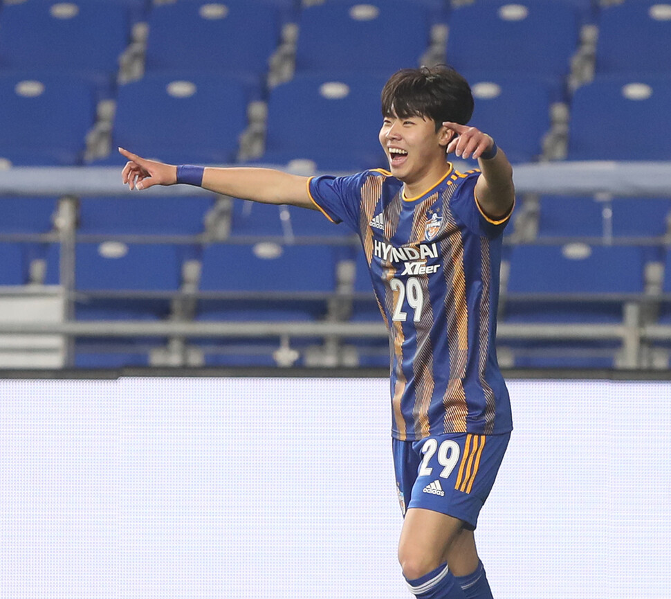 울산 현대 최기윤이 15일 울산 문수축구경기장에서 열린 아시아축구연맹(AFC) 챔피언스리그(ACL) 플레이오프 태국 포트FC와 경기에서 전반 13분 선제골을 넣고 환호하고 있다. 울산/연합뉴스