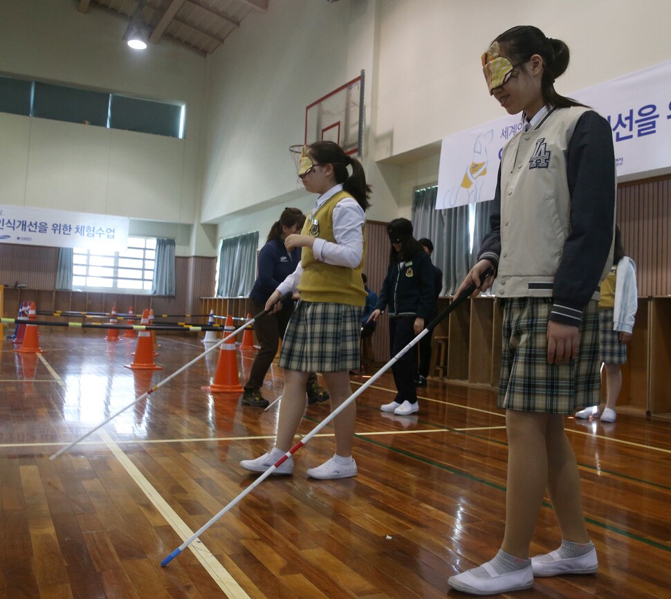 ‘장애체험’은 장애인이 다른 존재라는 사실만 깊이 각인시킨다. 서울의 한 중학교 학생들이 장애체험을 하고 있다. 한겨레 신소영 기자