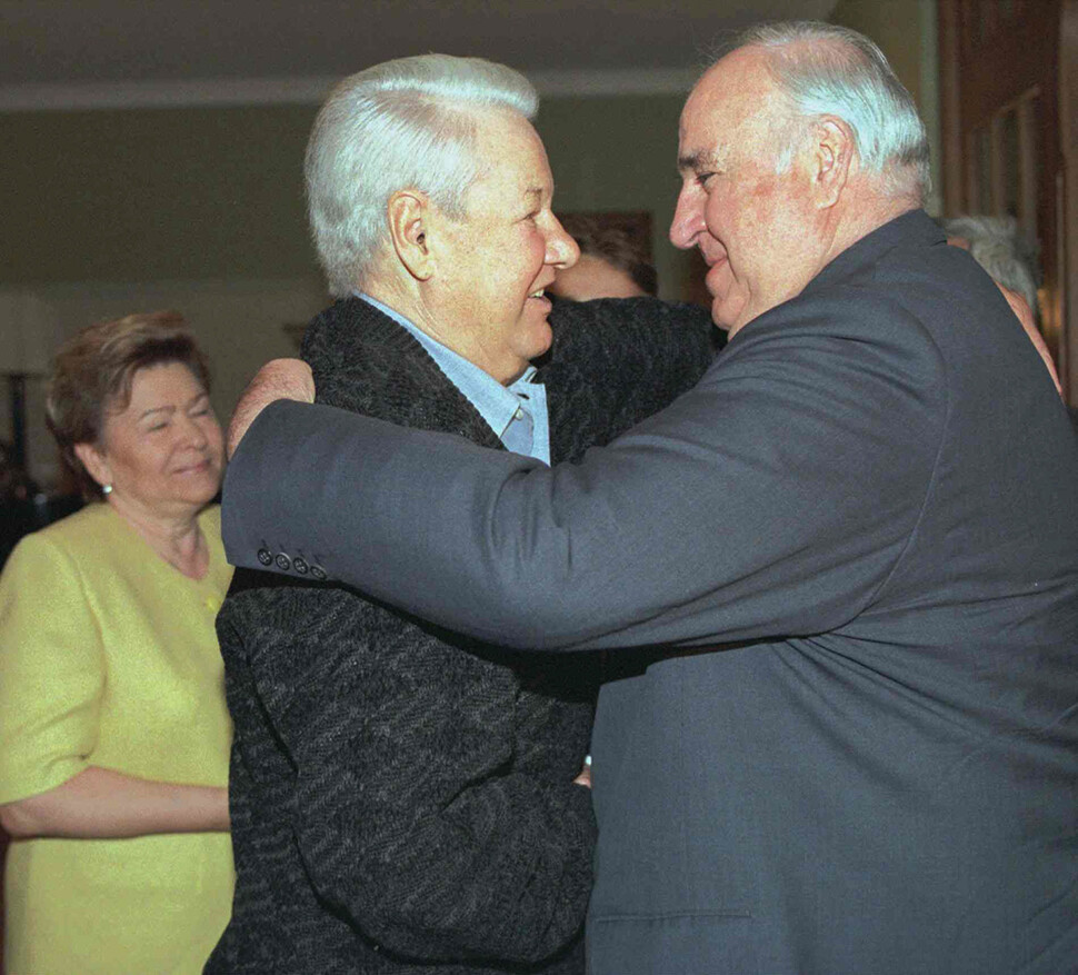 탈냉전시대 협상 파트너였연 헬무트 콜(오른쪽) 전 독일 총리와 보리스 옐친 전 러시아 대통령이 2001년 9월 러시아 모스크바 근교 바르비카에 있는 옐친의 집에서 만나 옐친의 부인 나이나가 지켜보고 있는 가운데 반갑게 껴안고 있다. 바르비카/AP 연합