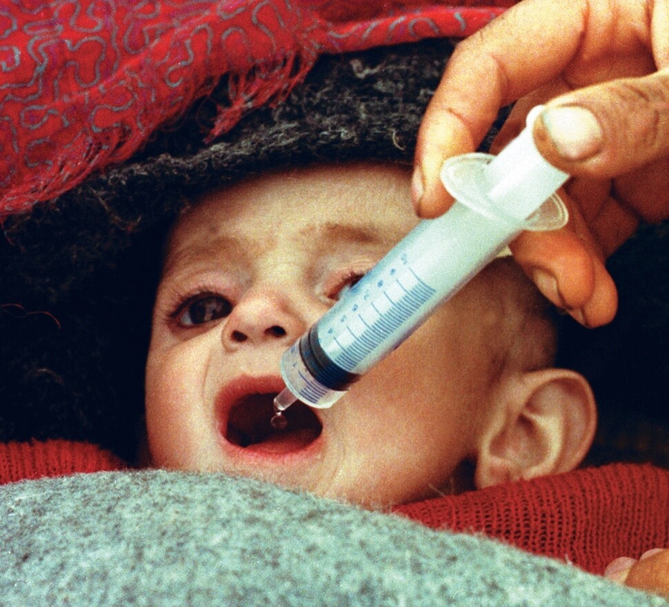 터키 이시크베렌 난민캠프의 의료 천막에서 1991년 4월16일 한 아기가 주사기로 포도당을 공급받고 있다.
