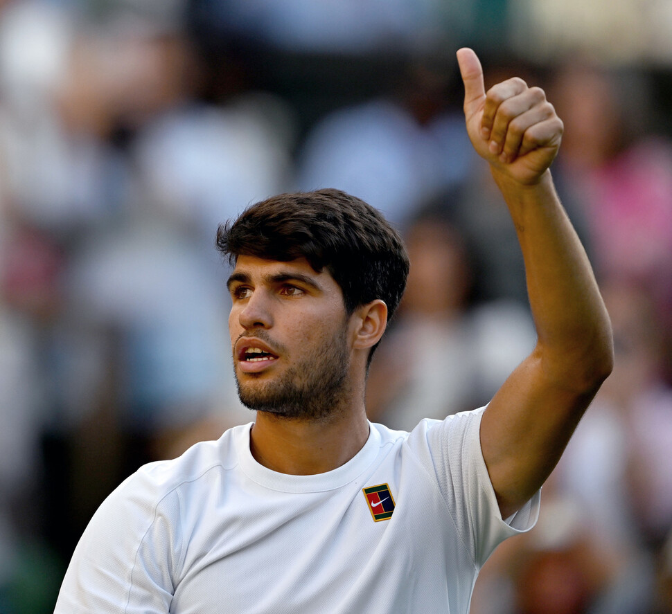 Carlos Alcaras (Spain) is doing a ceremony after defeating Cameron Nori (UK) in the Wimbledon men's singles in the All England Club in London, England on the 9th. London/Xinhua Yonhap News
