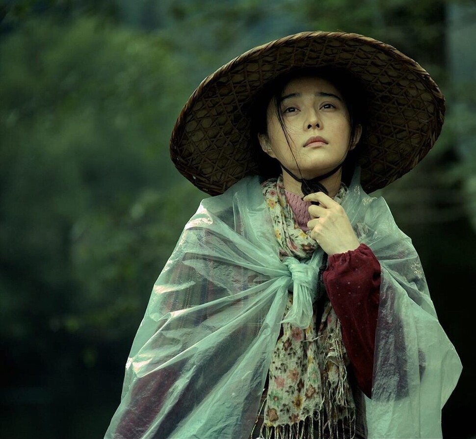 영화 <나는 판진롄이 아니다>에서 리쉐롄(판빙빙 분)은 자신의 이혼이 가짜라는 사실을 호소하기 위해 베이징의 국가신방국으로 향한다. 제작사 제공