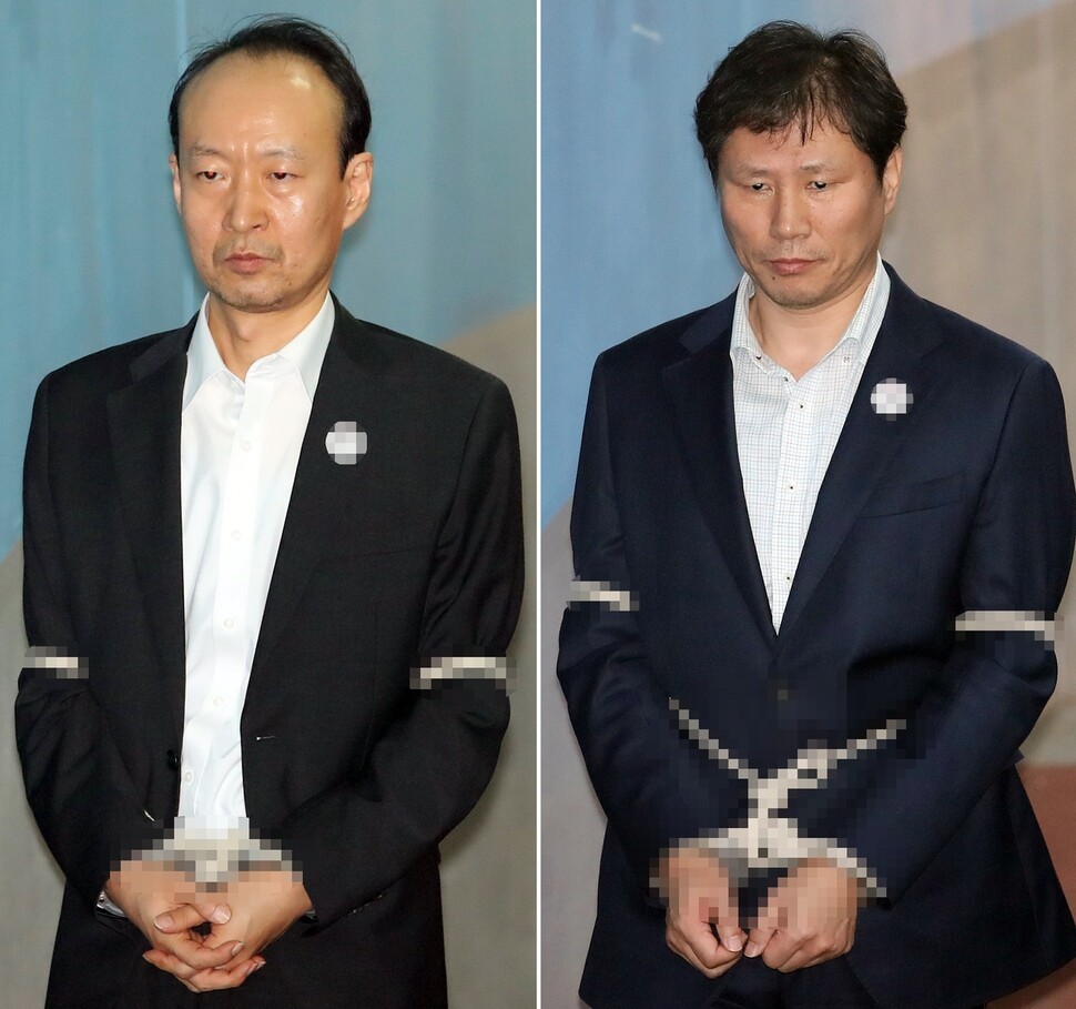 Former Presidential Secretary for Public Relations Ahn Bong-geun (right) and former Presidential Secretary for General Affairs Lee Jae-man enter the courtroom in handcuffs at the Seoul Central District Court to begin their trial on charges of bribery and embezzlement of public funds on Nov. 2. (Yonhap News)