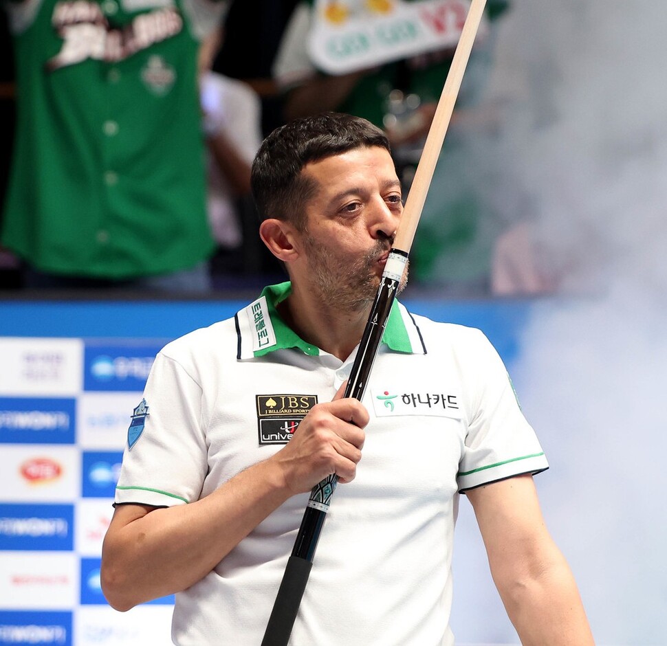 Hana Card's Murat Naji Cholu is kissing the queue after winning the Korean Financial Capital Championship. PBA provided