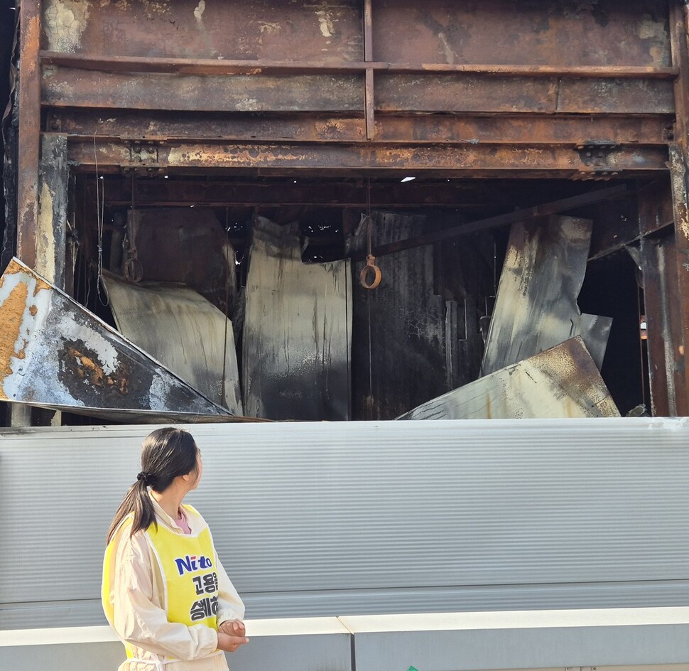 고공농성 500일을 열흘 앞둔 2025년 5월11일, 박정혜씨가 불탄 공장 안을 바라보고 있다. 신다은 기자