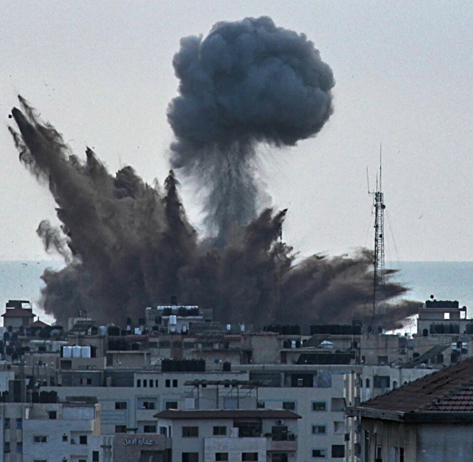 8일 팔레스타인 가자지구 가자시티 남부에서 이스라엘군의 공습으로 폭발 연기와 파편이 솟구치고 있다. 가자시티/EPA 연합뉴스
