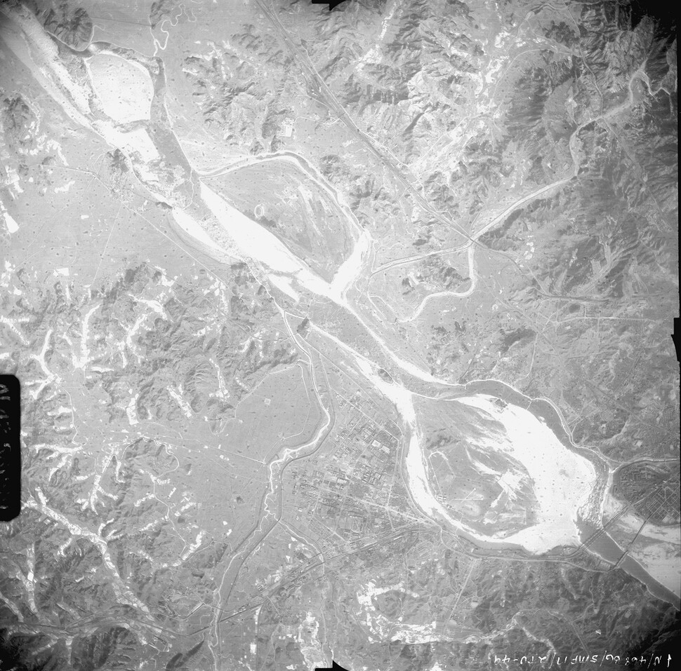 1945년 1월18일 미군의 항공 사진 가운데, 여의도(오른쪽 아래)와 난지도(여의도의 왼쪽 위)가 찍힌 49번 사진. 김천수 용산학연구센터장 제공.