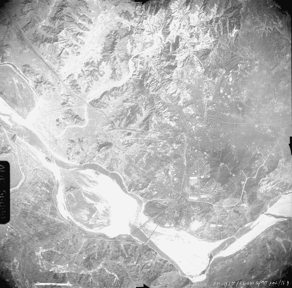 1945년 1월18일 미군의 항공 사진 가운데, 여의도(왼쪽 아래)와 이촌동 앞 한강 백사장(여의도의 오른쪽 아래), 도심과 용산기지(오른쪽 가운데)가 찍힌 48번 사진. 김천수 용산학연구센터장 제공.