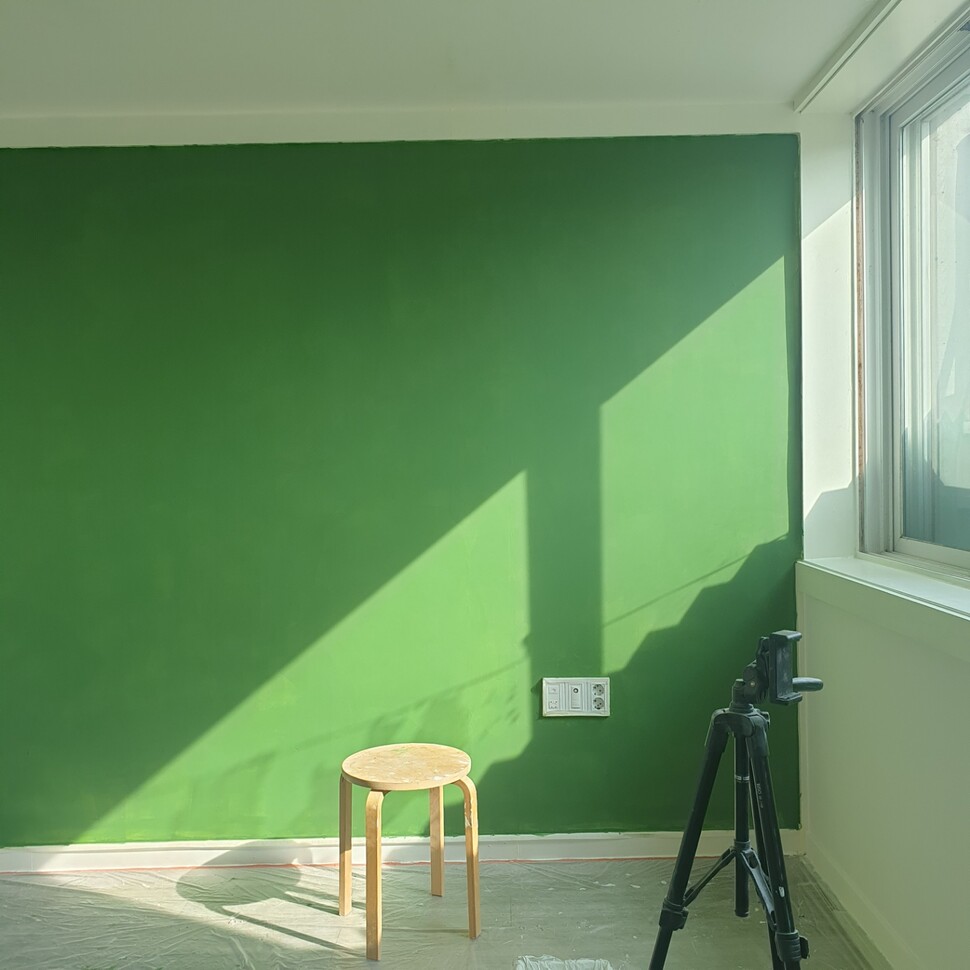 직접 색칠한 거실 벽면. 우리가 고른 색을 칠하는 것도, 셀프 리모델링의 즐거움 중 하나였다.