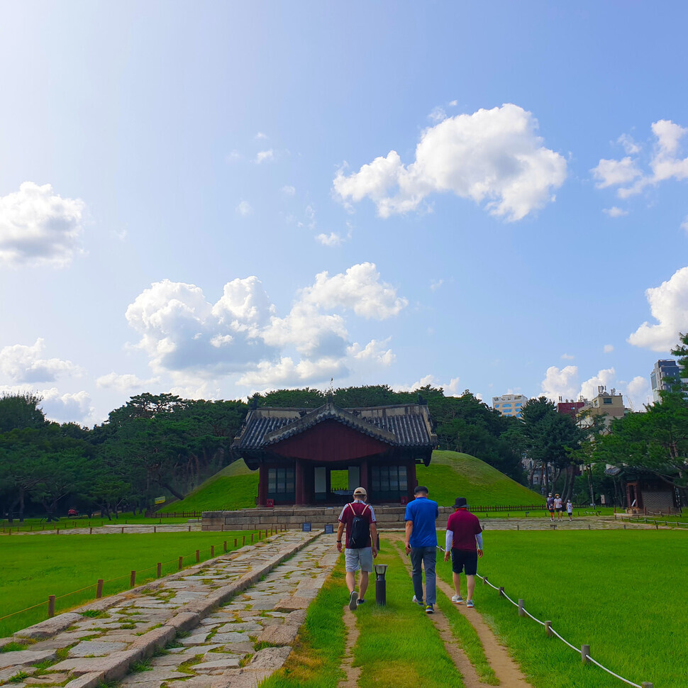 People walk toward one of the royal tombs at Seonjeongneung (Her Yun-hee/The Hankyoreh)