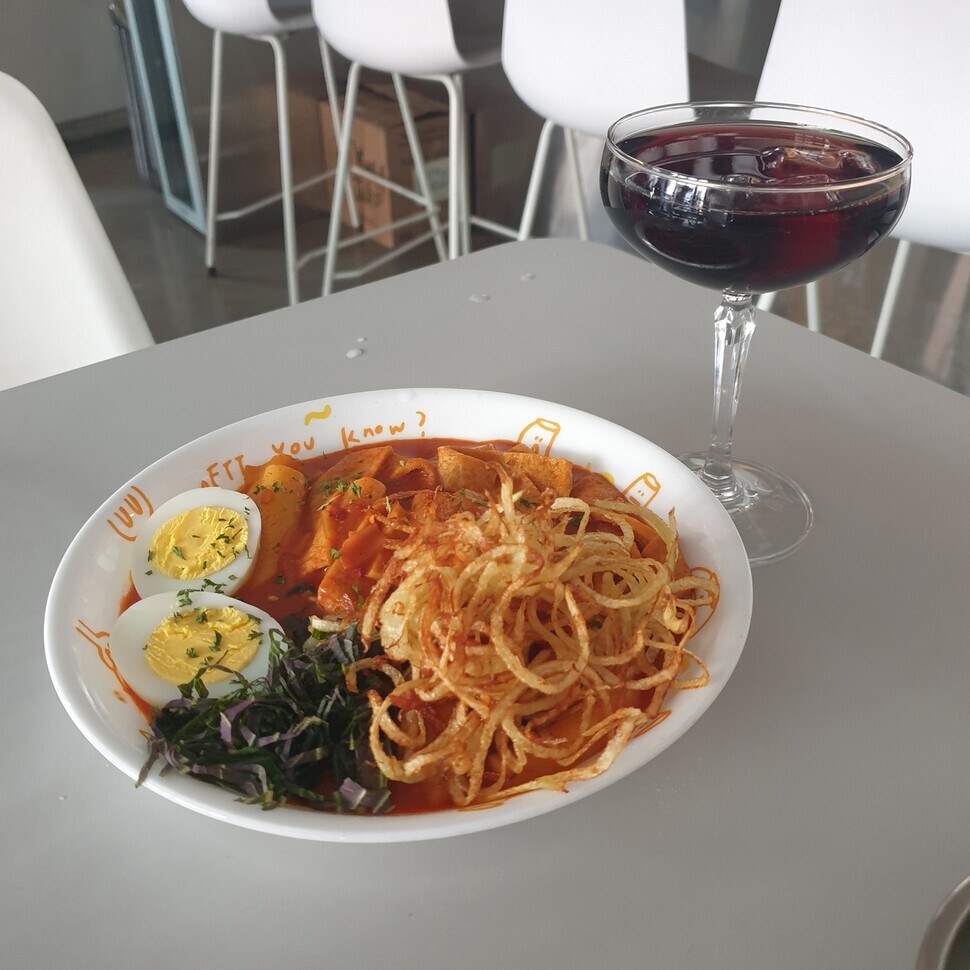 A tteokbokki bar where the dish is served with wine. (Her Yun-hee/The Hankyoreh)