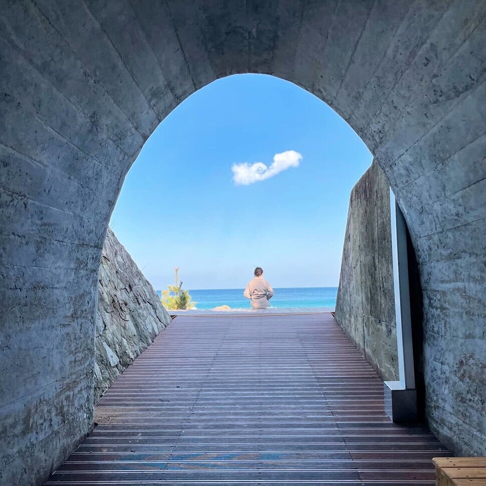 The Hanseom “light tunnel” at Hanseom Beach in Donghae is a hot place to take pictures with both the sky and the sea in the background. (provided by Donghae City)