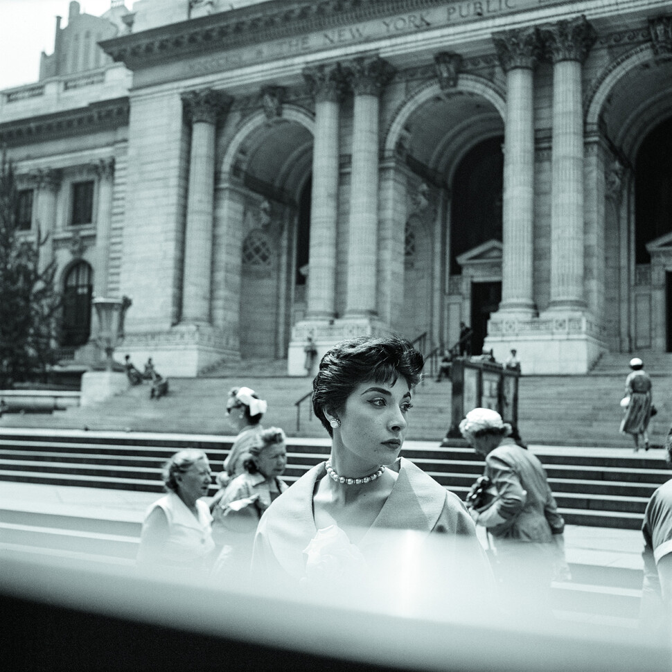 ‘도서관의 숙녀’, 뉴욕, 1954년. 촬영기술과 안목이 향상되었음을 보여주는 사진. 피사체의 위치를 따졌을 때 비비언이 버스를 타고 지나가면서 찍었을 가능성이 크다고 저자는 보았다. ⓒEstate of Vivian Maier, Courtesy of Maloof Collection and Howard Greenberg Gallery, NY